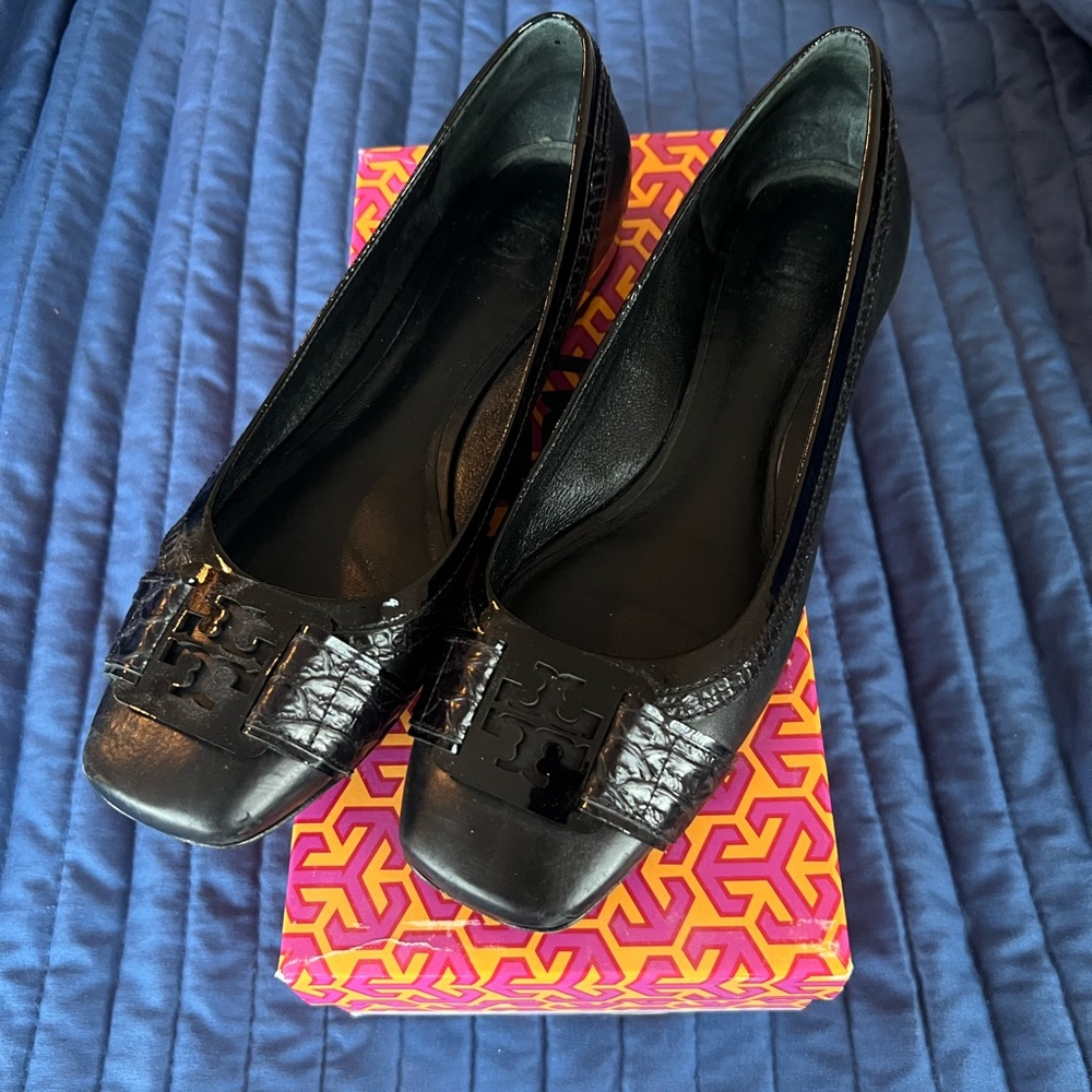 Tory Burch Rita Flat in Black with Gold lined block heel. Size9